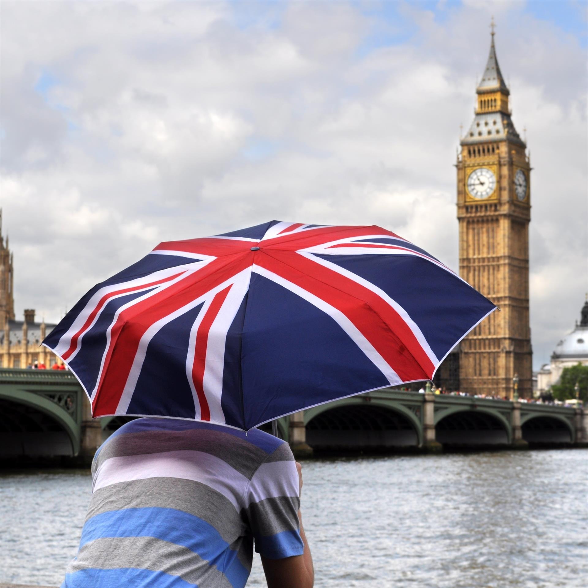 Man mit Regenschirm in London